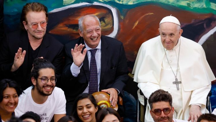 El presidente de Scholas Occurrentes, José María del Corral, y Bono, de U2, con el Papa durante el lanzamiento de la Escuela Internacional de Scholas Occurrentes en mayo de 2022. (ANSA)
