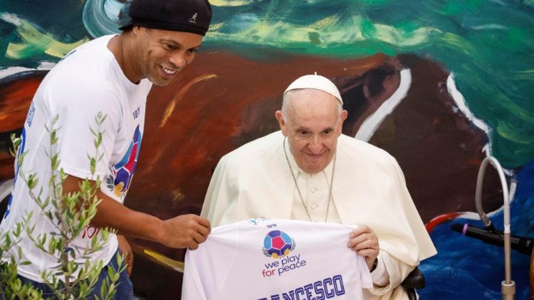 Il Papa con l'ex calciatore brasiliano Ronaldino
