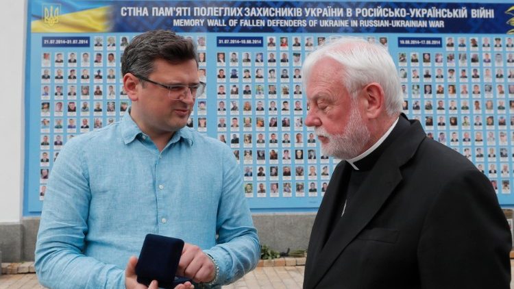 Gallagher mit dem ukrainischen Außenminister Dmytro Kuleba