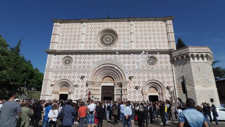 Peregrinos diante da Basílica de Collemaggio
