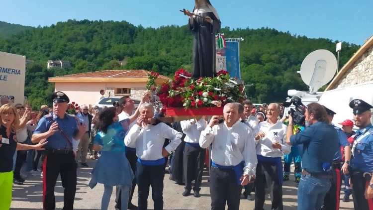 Die Statue der umbrischen Heiligen wird in Prozession durch die Straßen getragen