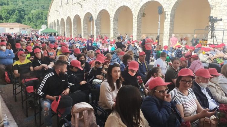 Zahlreiche Pilger hatten sich zur Feier der heiligen Messe in Cascia eingefunden