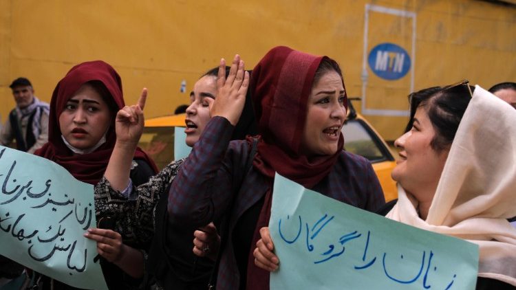 Des femmes afghanes manifestent contre l'imposition du port du voile intégral dans le pays par le régime taliban, à Kaboul, le 10 mai 2022. 