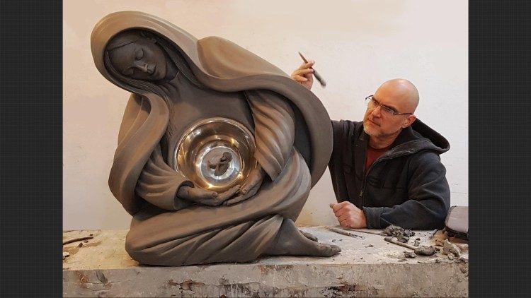 Lo scultore Timothy Paul Schmalz a lavoro sulla nuova scultura, il monumento alla vita