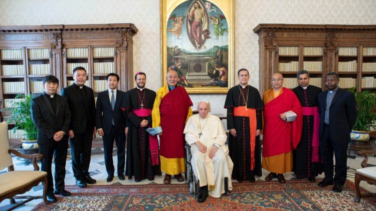 Vysk. G. Marengo, ketvirtas iš kairės, su Mongolijos kunigais ir budistų vienuoliais susitiko su popiežiumi ir kardinolu M. A. Ayuso Guixot
