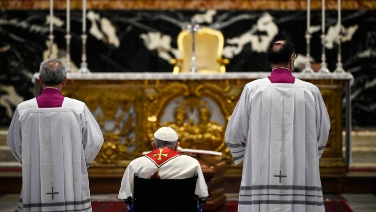 Ferenc pápa Sodano bíboros koporsója előtt imádkozik 