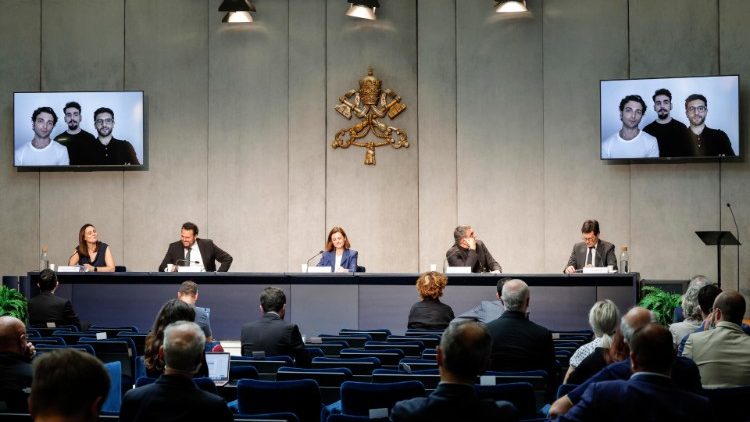 Présentation en Salle de presse du Saint-Siège de la 10e Rencontre mondiale des Familles, qui se tiendra fin juin à Rome.