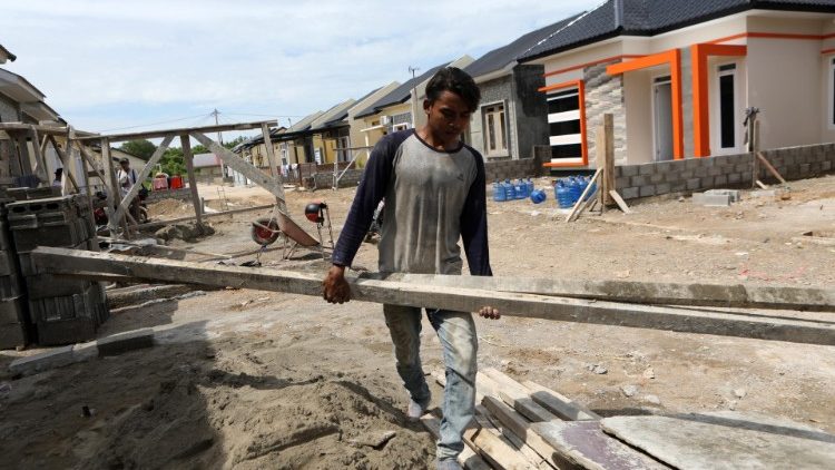 Arbeiter auf einer indonesischen Baustelle