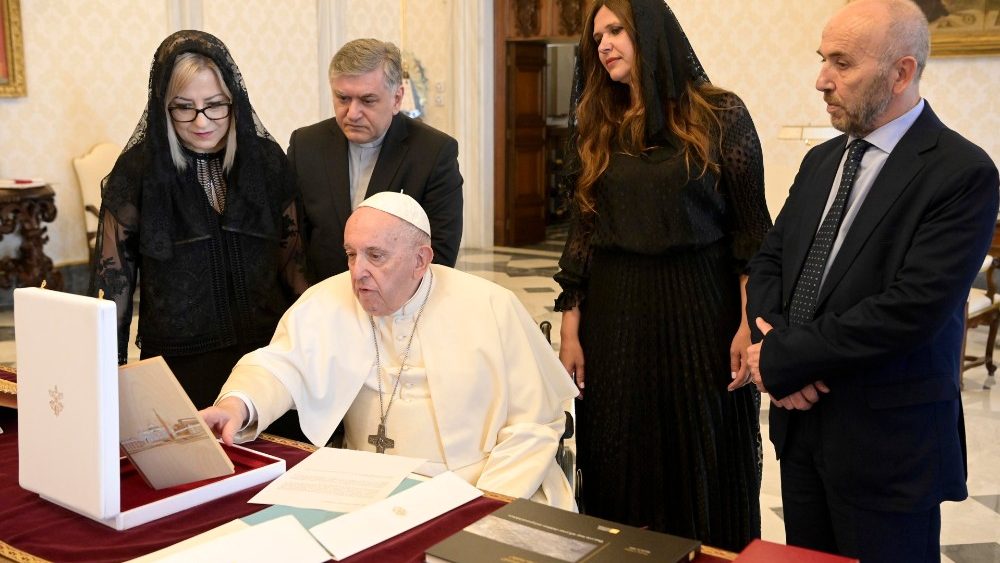 Kryetarja e Kuvendit të Shqipërisë, Zonja Lindita Nikolla nё audiencë te Papa Françesku nё Vatikan, 6 qershor 2022
