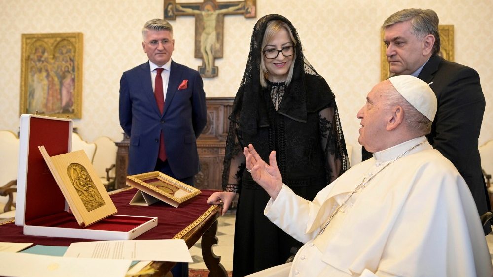 Kryetarja e Kuvendit të Shqipërisë, Zonja Lindita Nikolla dhe  Zëvendëskryetari Zoti Agron Gjekmarkaj nё audiencë te Papa Françesku nё Vatikan, 6 qershor 2022