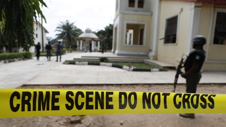 Igreja de São Francisco isolada em Owo, Nigéria, após ataques em 6 de junho que mataram 50 fiéis