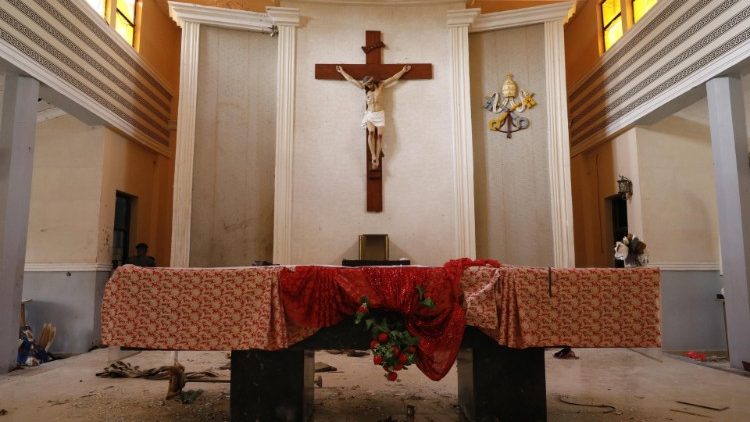 Altar da Igreja São Francisco Xavier em Owo, após ataque no Domingo de Pentecostes. (Photo by EPA/Stringer)