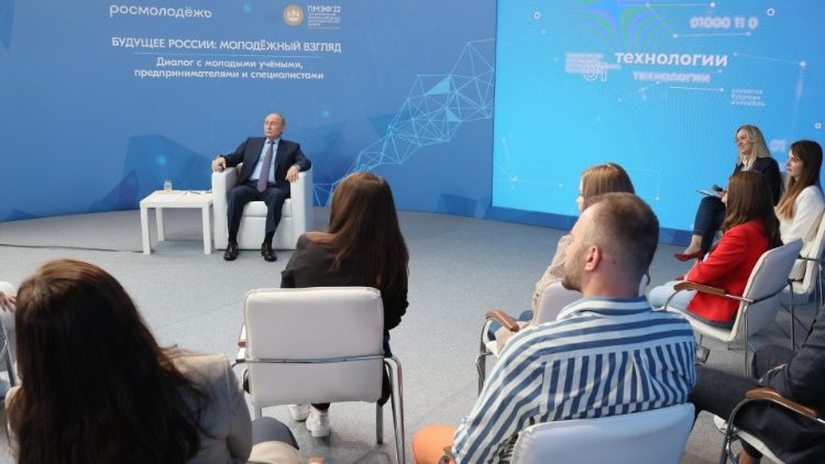 Il Presidente russo, Vladimir Putin, parla ai giovani imprenditori di nuove prospettive economiche (REUTERS)