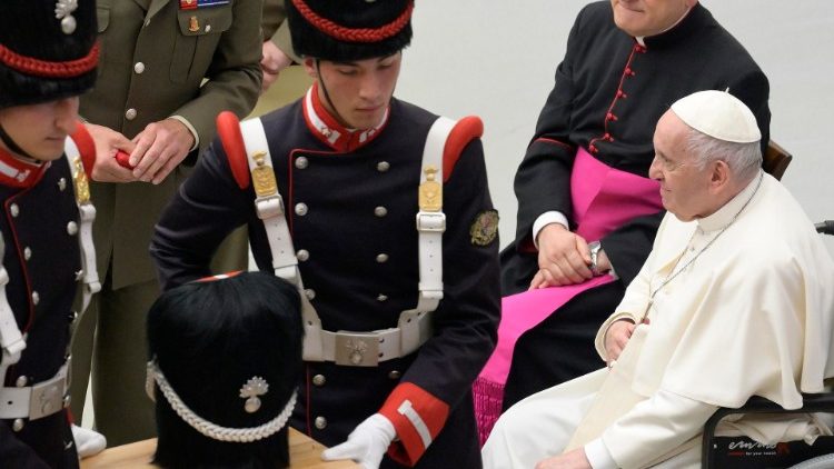 Papst Franziskus empfängt Granatieri di Sardegna - Italienische Armee