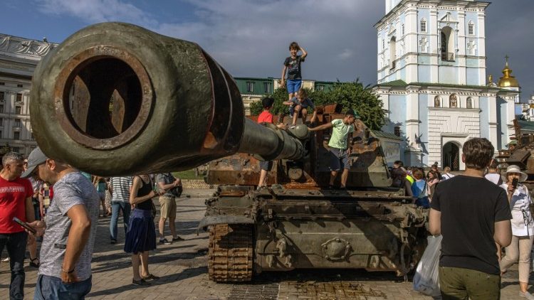 Carrarmato russo distrutto esposto in una piazza di Kiev