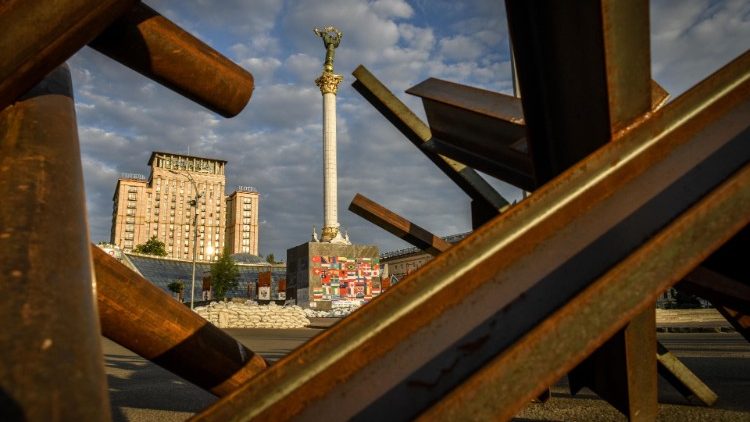 Praça Maidan Nezhalezhnosti em Kyiv (Kiev), Ucrânia, 13 de junho de 2022. Em 24 de fevereiro, tropas russas entraram em território ucraniano iniciando um conflito que provocou destruição e uma crise humanitária. EPA/OLEG PETRASYUK