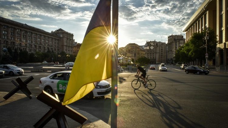 Bandeira ucraniana é vista na Praça Maidan Nezhalezhnosti em Kyiv (Kiev), Ucrânia, 13 de junho de 2022. Em 24 de fevereiro, tropas russas entraram no território ucraniano, iniciando um conflito que provocou destruição e uma crise humanitária. EPA/OLEG PETRASYUK
