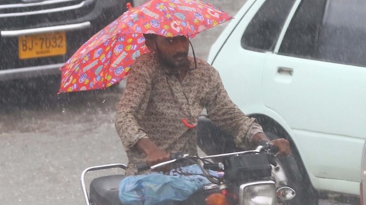 Heftiger Monsun-Regen überflutet die Straßen in Karachi