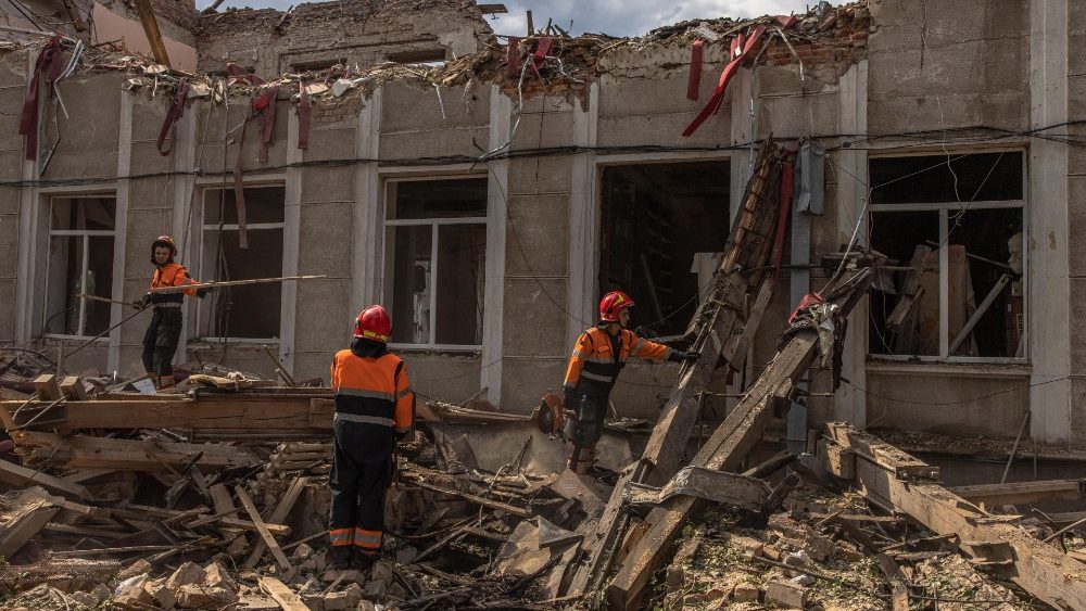 Equipes de resgate trabalham entre os escombros de um prdio no dia seguinte a um ataque com msseis russos no centro de Vinnytsia, Ucr?nia, 15 de julho de 2022. Pelo menos 23 pessoas morreram e mais de 70 ficaram feridas em 14 de julho aps um ataque com msseis em Vinnytsia. Em 15 de julho, 18 pessoas ainda estavam desaparecidas. EPA/PILIPEIA ROMANA