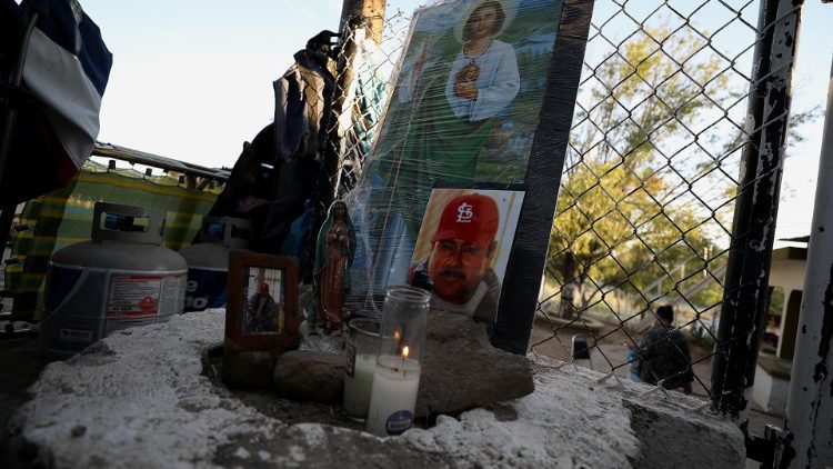 Meksyk modli się za uwięzionych pod ziemią górników 