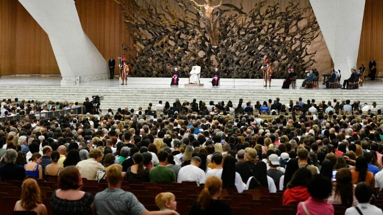 Ferenc pápa a VI. Pál aulában a szerdai kihallgatás során  
