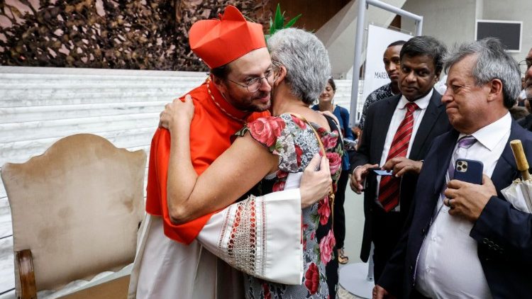 Кардинал Джорджо Маренго принимает поздравления верующих после консистории (Ватикан, 27 августа 2022 г.)