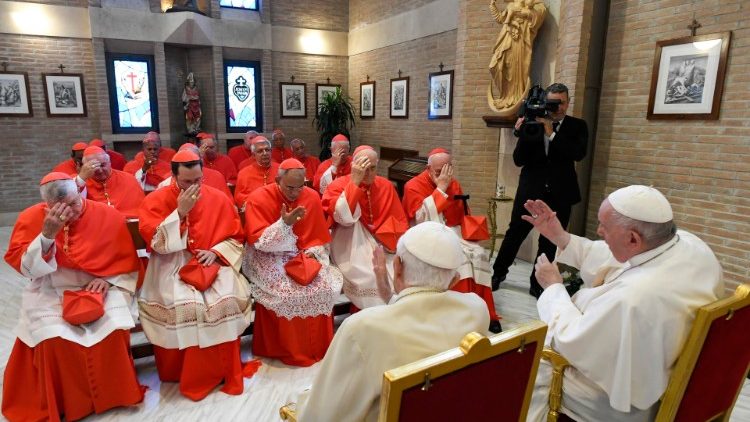 XVI. Benedek emeritus pápa megáldja az új bíborosokat
