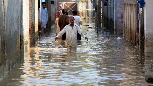 Pakistani Bishops call for help amid devastating monsoon floods
