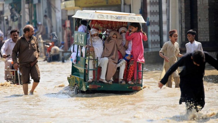 पाकिस्तान में बाढ़ से प्रभावित लोग