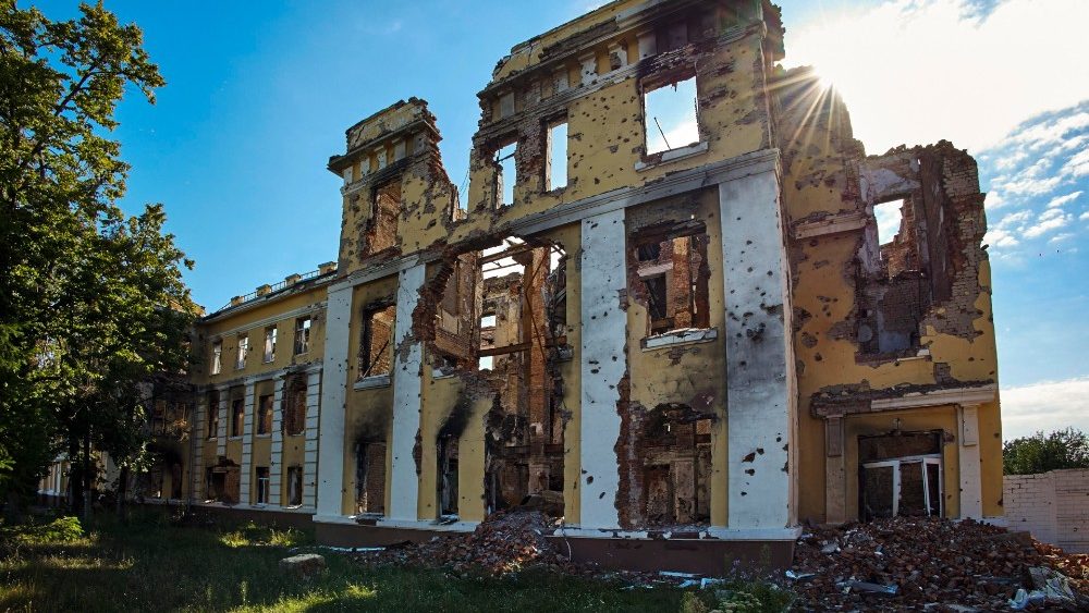 A escola local danificada nmero 39, que foi capturada por sabotadores russos em 26 de mar?o de 2022 e danificada durante os combates, em Kharkiv, Ucr?nia, 01 de setembro de 2022. EPA/SERGEY KOZLOV
