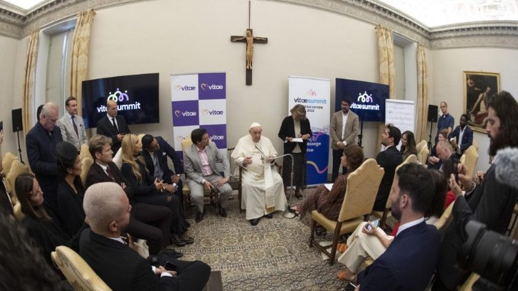 Popiežius bendravo su menininkais, dalyvavusiais Vatikane vykusiame susitikime