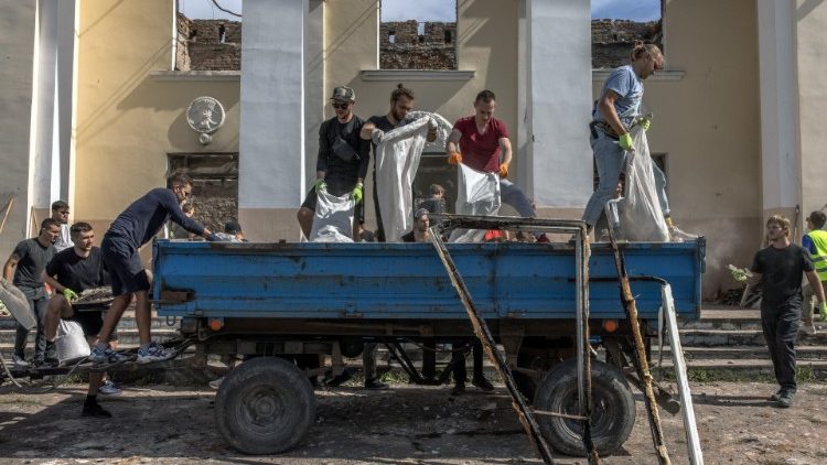 Voluntários do grupo 'Repair Together' presentes no evento rave limpam a Casa da Cultura local que foi destruída durante a invasão russa, na aldeia de Ivanivka, região de Chernihiv, Ucrânia, 3 de setembro de 2022.. EPA/ROMAN PILIPEY