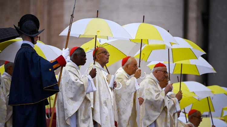 La intensa lluvia sobre la Plaza de San Pedro no desanimó a los religiosos y fieles que acudieron a homenajear al Papa de la sonrisa.