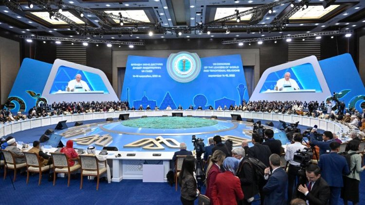 Ferenc pápa a Világ- és hagyományos vallások vezetői VII. kongresszusának megnyitóján Nur-Szultanban, Kazahsztánban