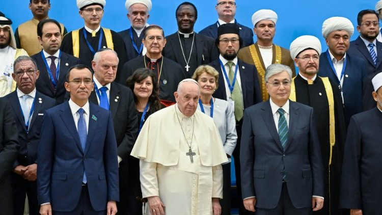 Papa Francisco com líderes religiosos em Nur-Sultan