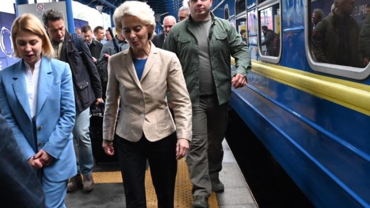 Ursula Von der Leyen giunta in treno a Kiev