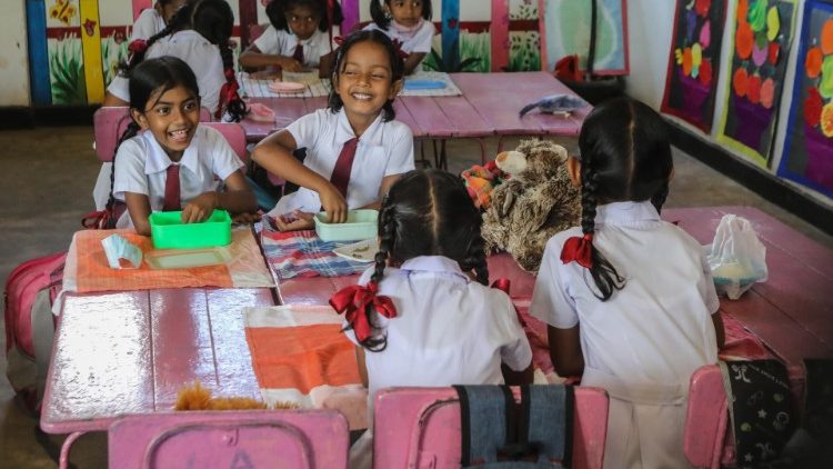 Une classe de petites filles srilankaises à Colombo, le 16 septembre 2022. 