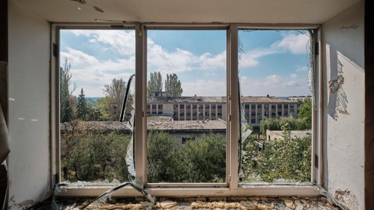 Vista interior de um apartamento danificado em um prédio residencial após um recente ataque de foguete, na pequena cidade de Selidovo, na área de Donetsk, Ucrânia, em 16 de setembro de 2022, em meio à invasão russa. Pelo menos uma pessoa morreu e cinco ficaram feridas após um bombardeio noturno na cidade, disse o chefe do OVA de Donetsk, Pavel Kirilenko. As tropas russas entraram na Ucrânia em 24 de fevereiro de 2022, iniciando um conflito que provocou destruição e uma crise humanitária. EPA/YEVGEN HONCHARENKO