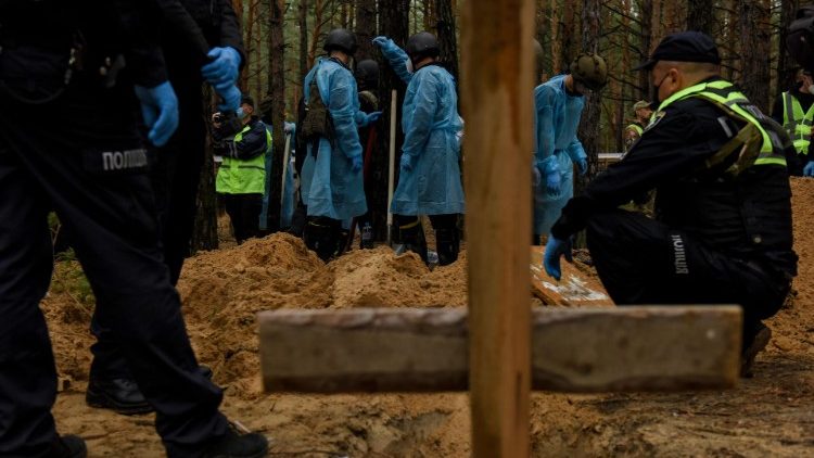 Trabalhadores ucranianos exumam corpos de sepulturas em Izyum, região de Kharkiv, nordeste da Ucrânia, 16 de setembro de 2022. Um local de sepultamentos em massa foi encontrado depois que as tropas ucranianas recapturaram a cidade de Izyum. De acordo com o chefe do departamento de investigação da polícia da região de Kharkiv, o local do enterro, um dos maiores em uma cidade recapturada até agora, conta com mais de 440 túmulos separados. EPA/OLEG PETRASYUK