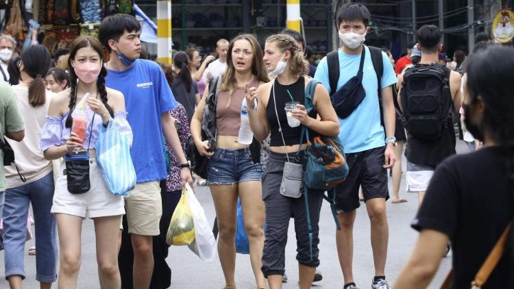 Jóvenes turistas en vista a Tailandia
