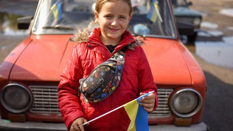 Dziewczynka trzymająca ukraińską flagę, obwód charkowski
