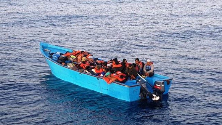 Una barca affollata di migranti