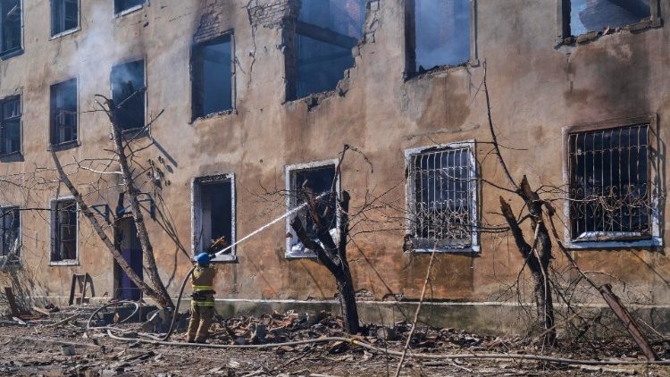 Equipes de resgate ucranianas apagaram um incêndio depois que um foguete atingiu um prédio residencial na área de Kurakhove, em Donetsk, região de Donetsk, leste da Ucrânia.  EPA/YEVGEN HONCHARENKO