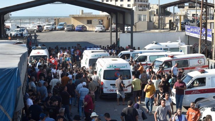 Ambulanza al confine tra Libano e Siria riportano i corpi delle vittime del naufragio