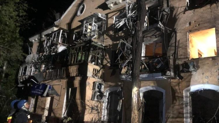 Ucrania, un edificio residencial destruido en Zaporizhzhia