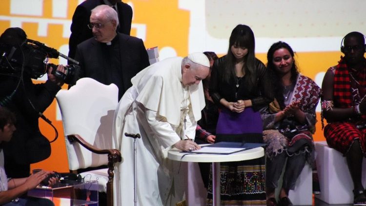 El Papa firma del Pacto con los jóvenes de Economy of Francesco en Asís