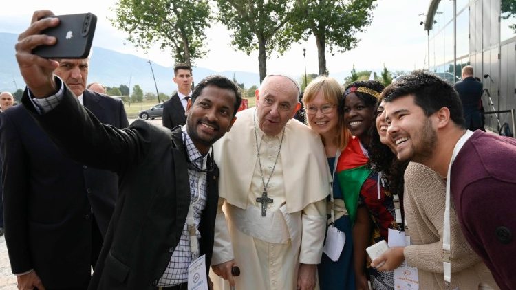 Teilnehmer von „Economy of Francesco" machen in Assisi ein Selfie mit Papst Franziskus