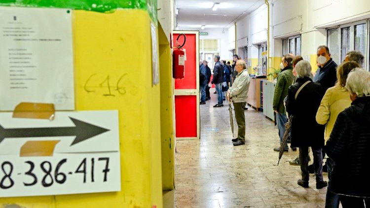 Italians go to the polls for general election