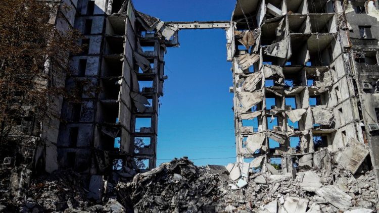 Edifício destruído em Mariupol, 25 de setembro. de 23 a 27 de setembro residentes das auto-proclamadas Repúblicas de Luhanks e Donetsk, bem como de áreas controladas pelos russos, participam de um referendo. EPA/Stringer