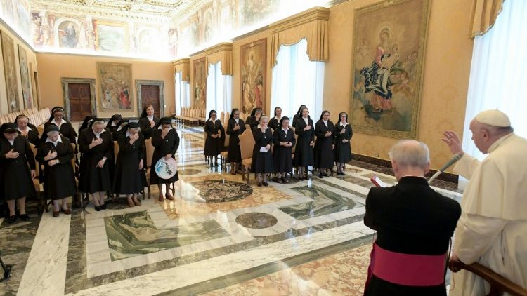 Ferenc pápa áldást ad a kapucinus nővéreknek 